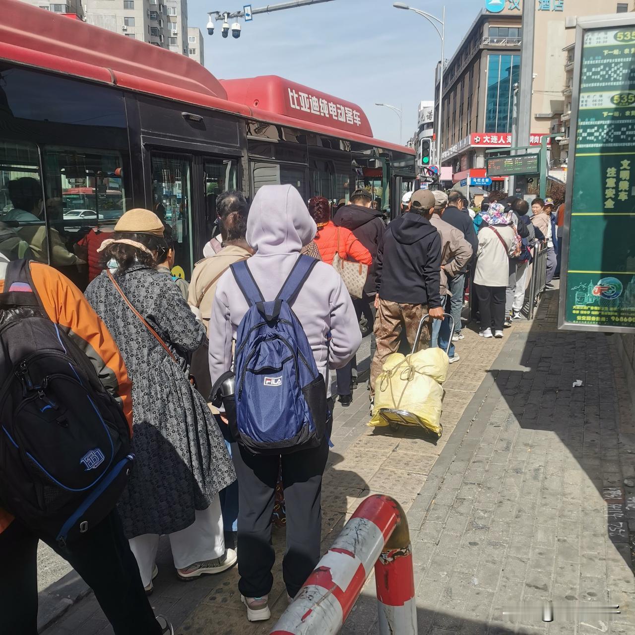 大连最美文明风景线！大爷大妈排长队等待上公交车！头些日子，我去棠梨沟公园
