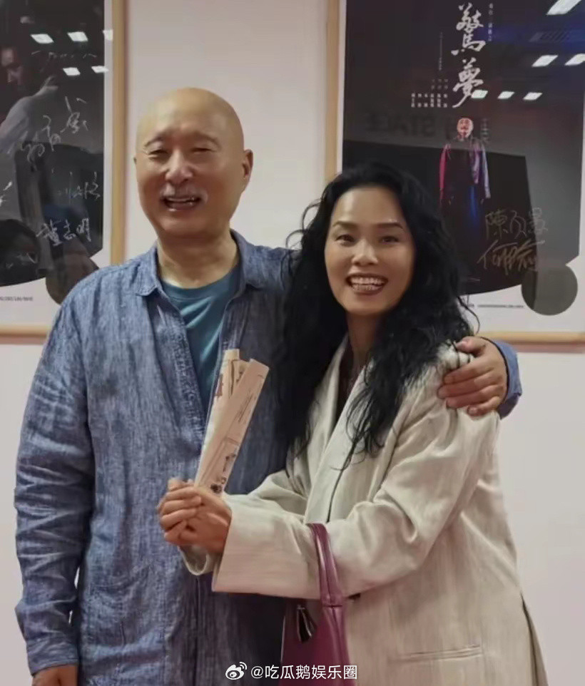 韦唯和陈丽君探望陈佩斯，俩人化身小迷妹，陈大愚气场很强！！！​​​