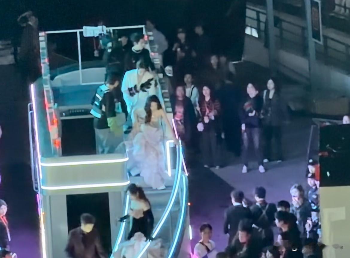 1月1日，我在檀健次身上看到了“爹味”！檀健次人真的是太好了！孟子义下花车，他