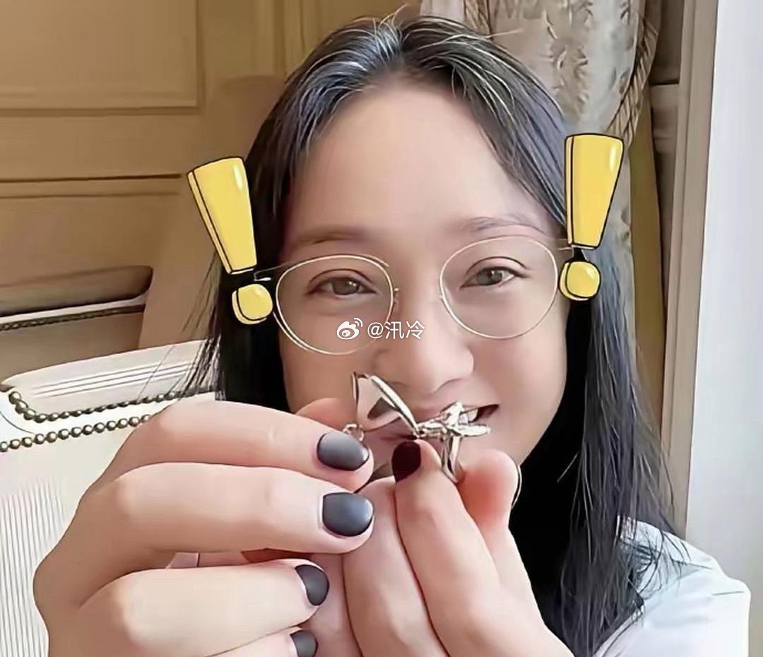 周迅51岁满头白发不遮掩随性状态太有魅力了