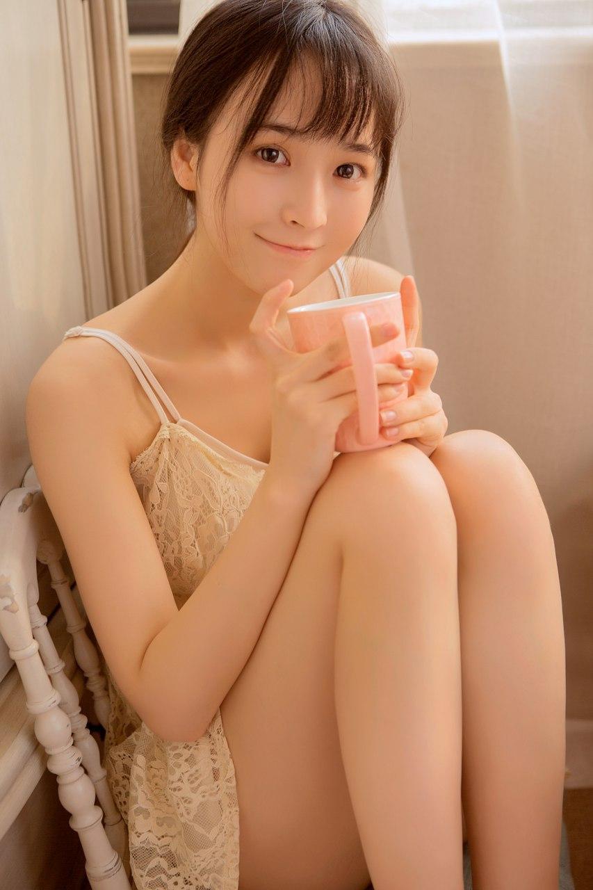 少女心满满，粉色奶茶和蕾丝裙的完美搭配，甜美又温馨。💕🍵👗分享美少女倩影