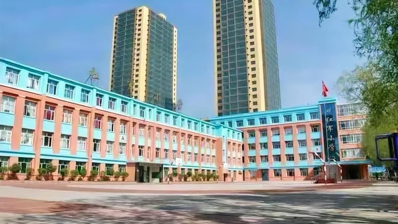 鹤岗局中在哪里？此局中，乃鹤岗市矿务局中学（矿务局重点中学）。矿