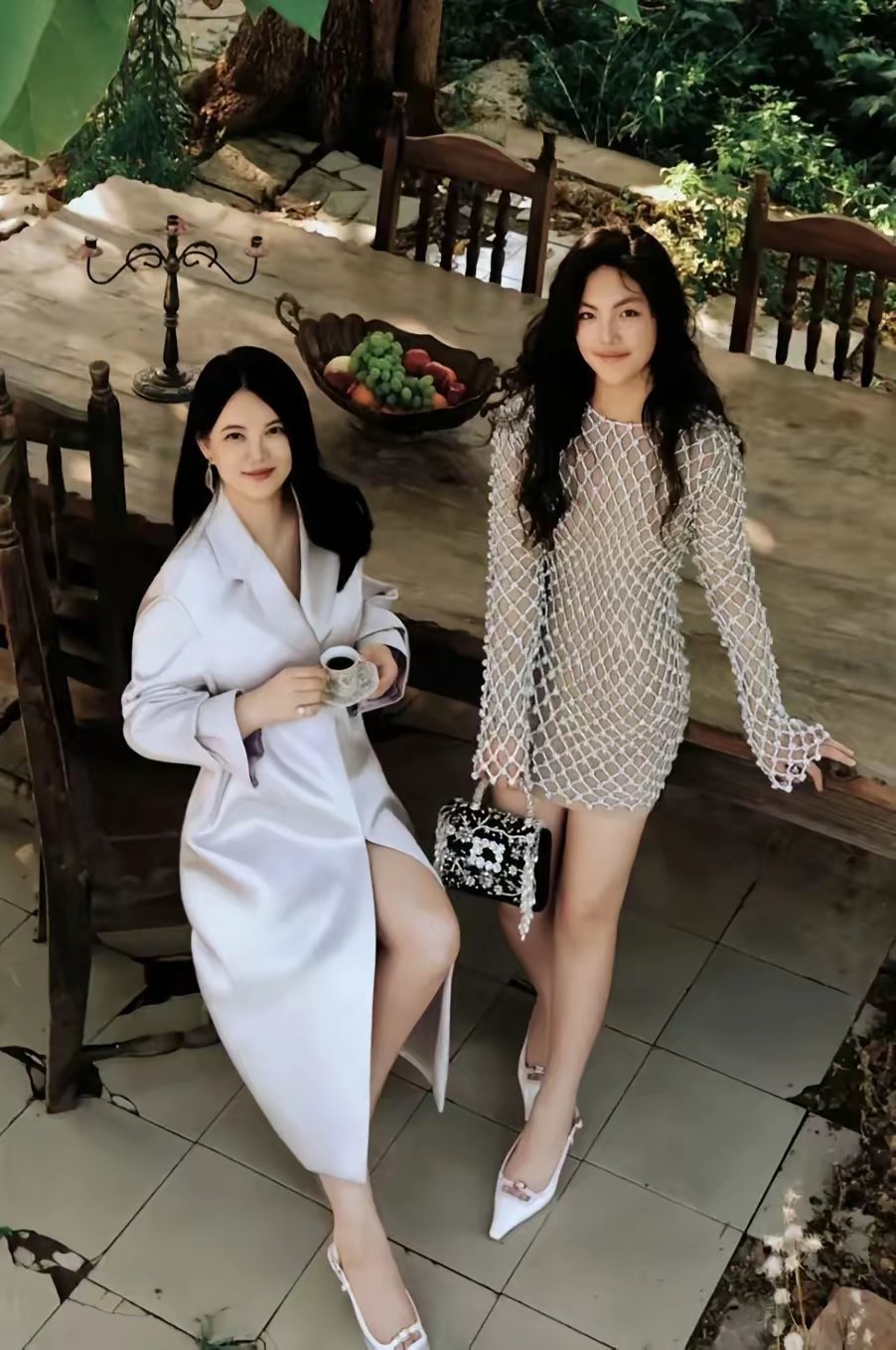 李湘和女儿王诗龄这张合照，浓浓的欧美贵族情调