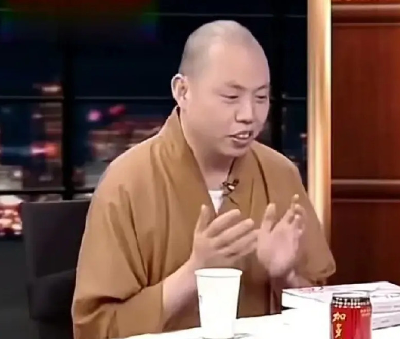 窦文涛问这个和尚，见到美女心里有没有感觉。这个和尚回答的滴水不漏。在一期采访中