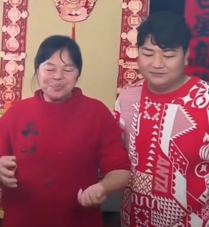 一个是冠军成就了家！一个是家成就了冠军陈芋汐的家有位得体的妈妈，为了替孩子控