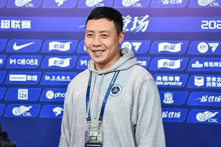 看了陈涛这场发布会的采访，感觉深圳新鹏城今年思路挺清晰的。上来就先给球迷打预防针