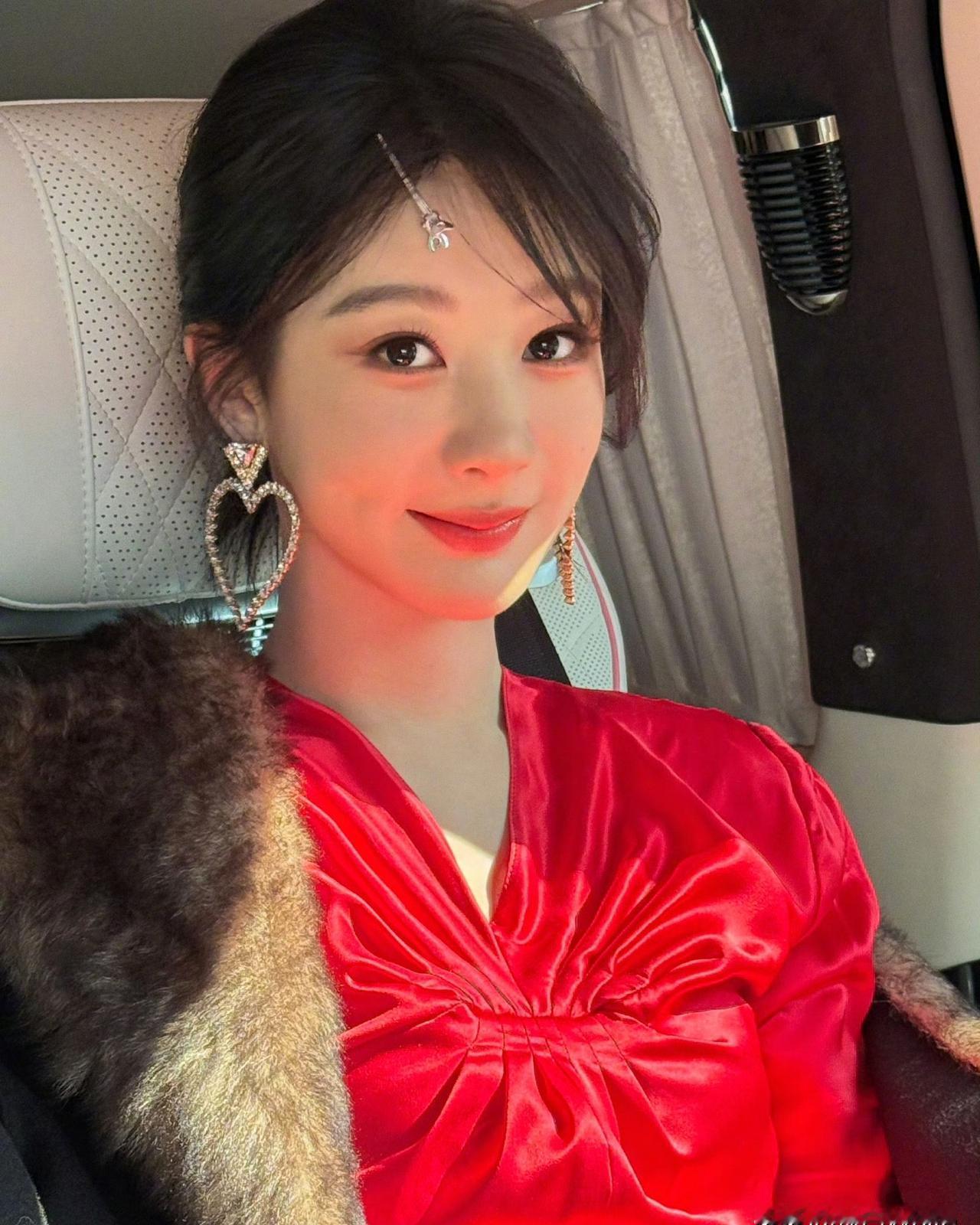 杨紫说错了。不是两年，是三个月。这是她亲口说的“两年理论”。演员两年没戏拍