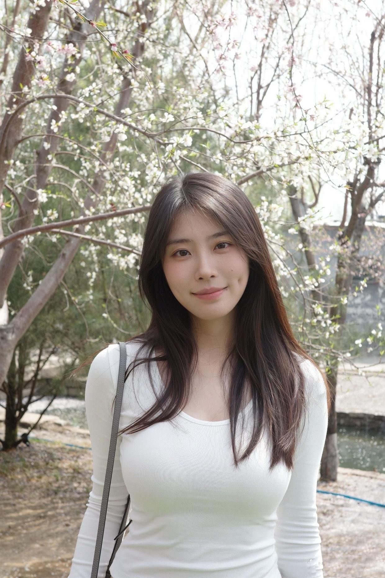 春花落（现代诗）风一弯腰花就笑了浅浅一个窝盛着没说出口的阳光