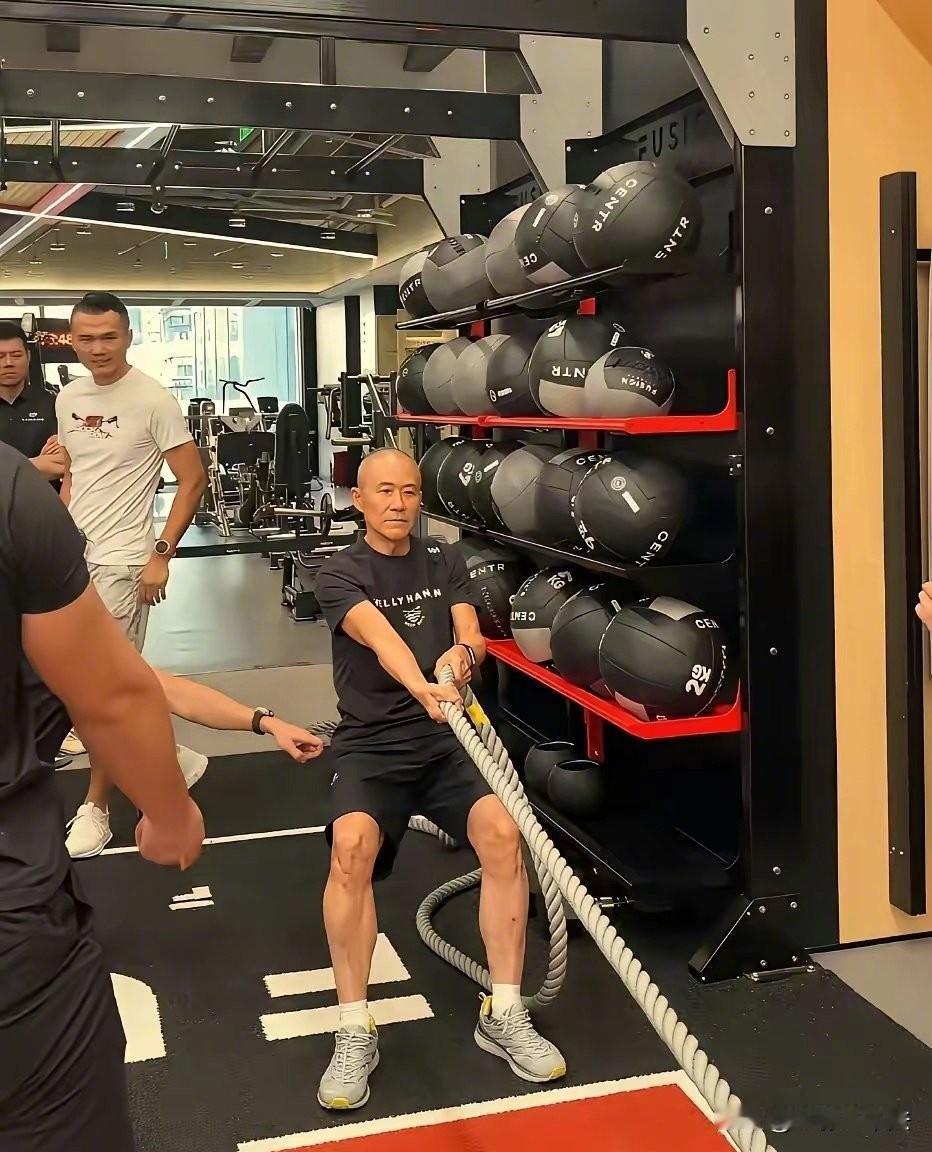 许家印、王石一起告诉我们一个道理：当年很多房地产老板，你一开始认为是非常牛的企业