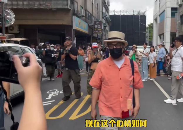 蔡康永也露出狐狸尾巴了！10月4日，蔡康永去参加了顽固分子沈伯洋的一个竞选活动