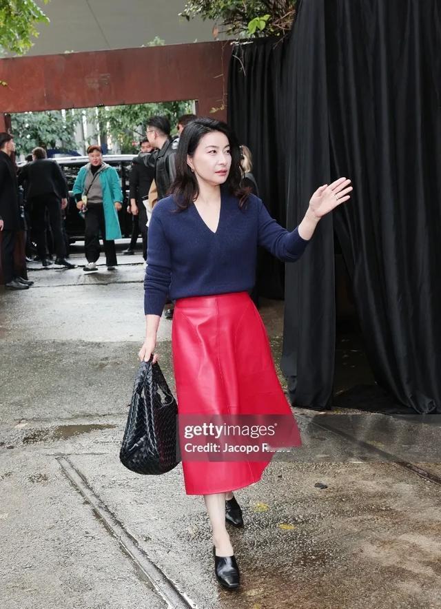 她没靠滤镜,没靠炒作,一条裙子,让全网闭嘴了。Fendi请她,不是因为她嫁进豪