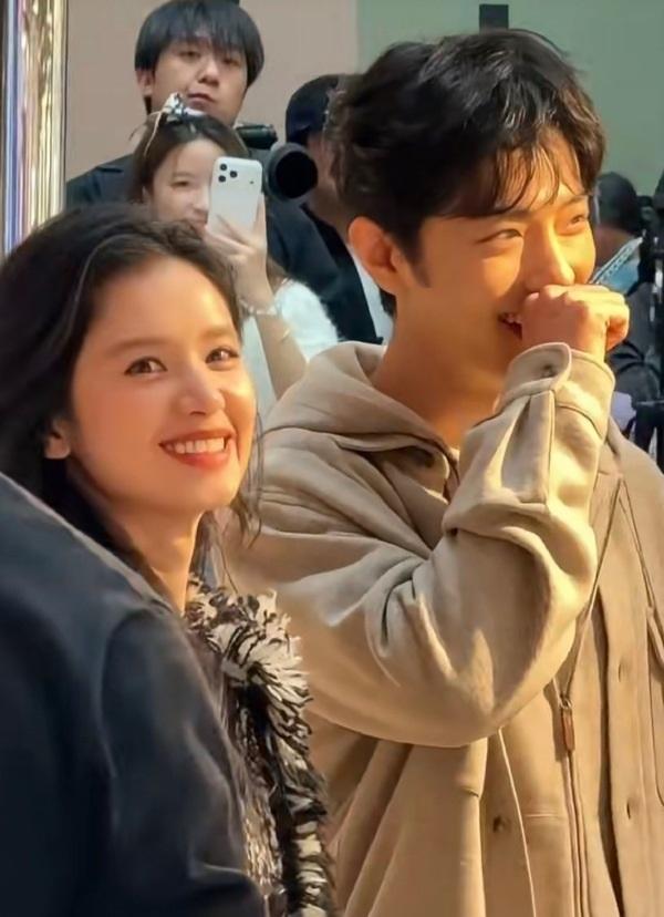 今天张婧仪和肖战一起在澳门出席活动，两位搭配的都很有潮流感，看起来也很般配。