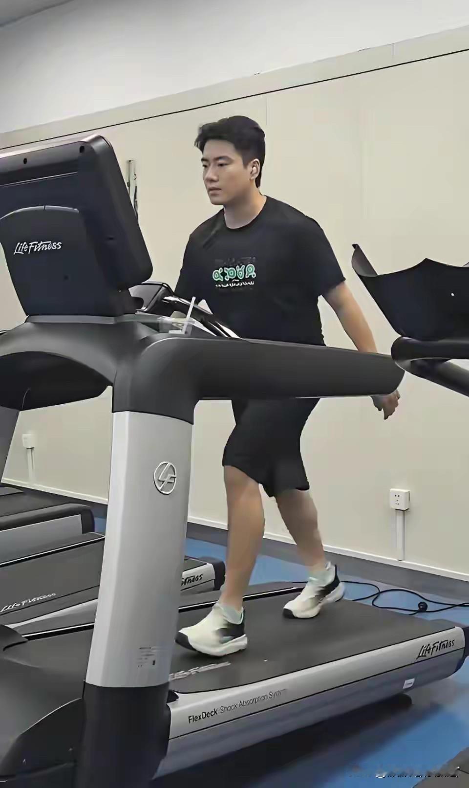 梁靖崑在训练！林高远却在代言！王励勤看完心里会怎么想？国乒最近很拉垮，大家都