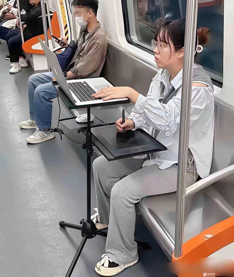 地铁上自带全套作画装备就地开工，猜猜这位画师月薪能拿多少？笔记本+专业数位