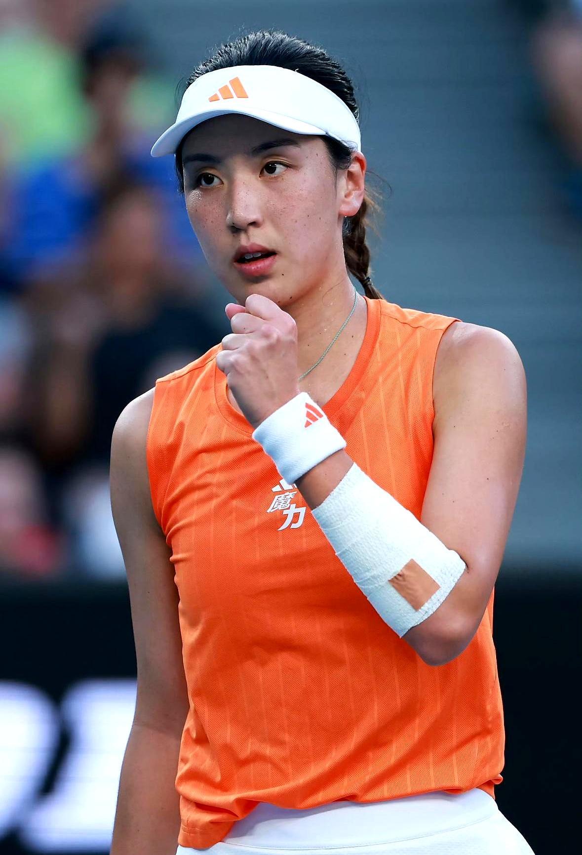 王欣瑜这回是真把“花瓶”俩字摔碎了。澳网三轮打完，她先送卡列尼娜回家，再把