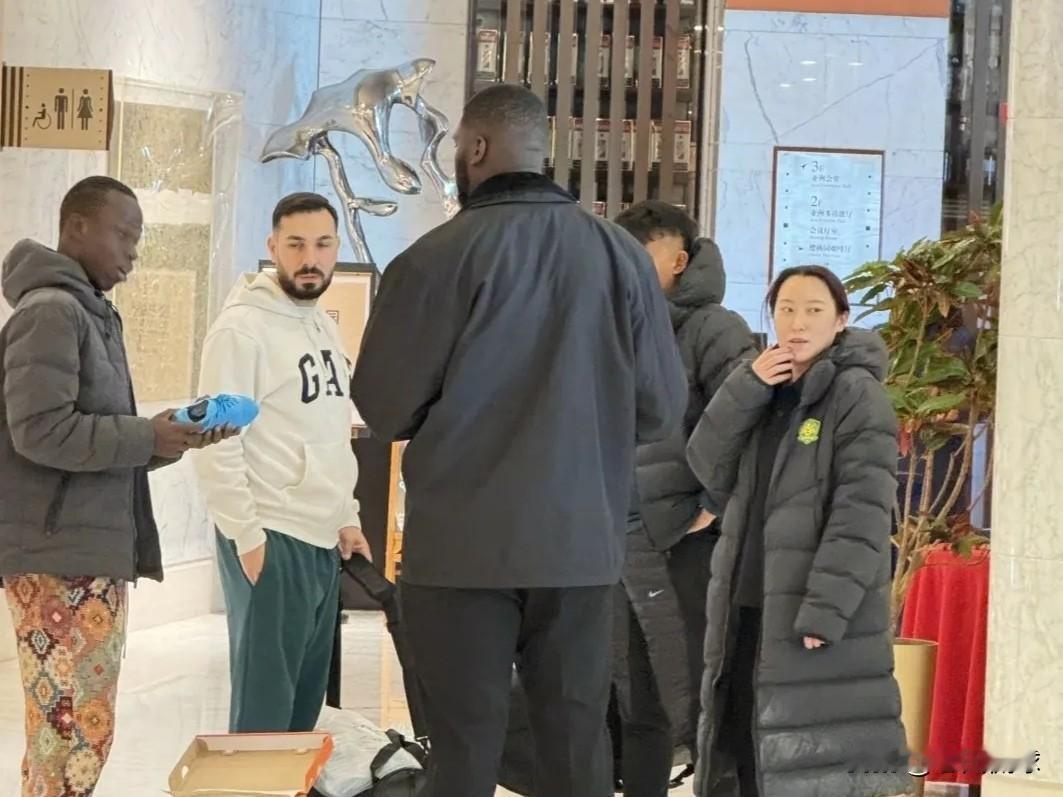 北京国安的望京小腰孔特来了…北京国安的外援孔特（左一）已经抵达北京，明天他也将和