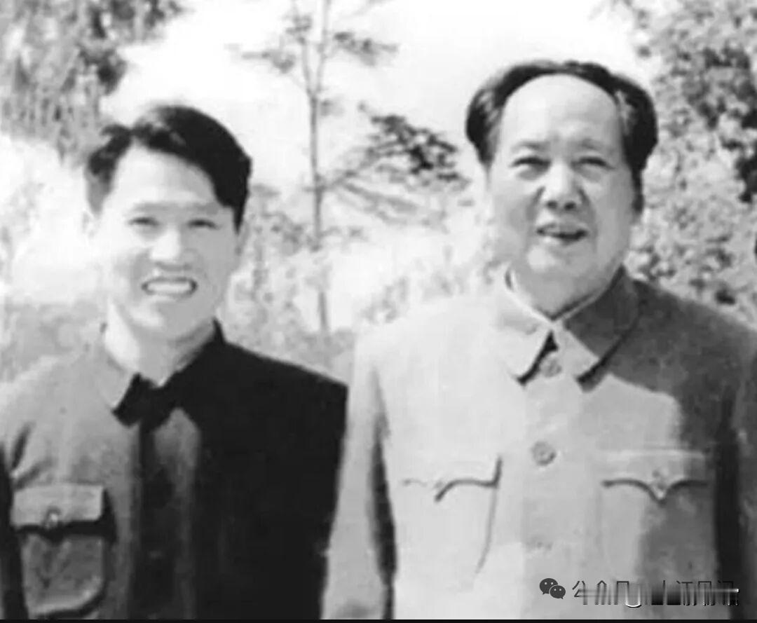 伟人与身边工作人员亲切合影