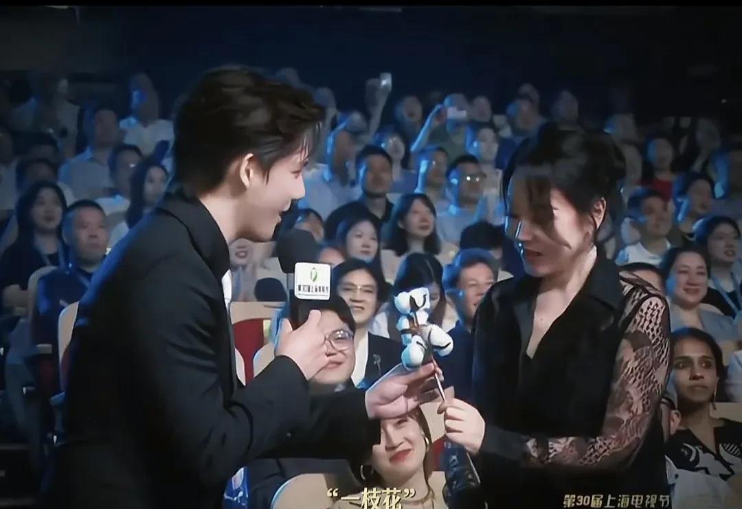 王安宇和闫妮的这段对话，太有意思了！白玉兰颁奖典礼上，王安宇采访最佳女主角提名