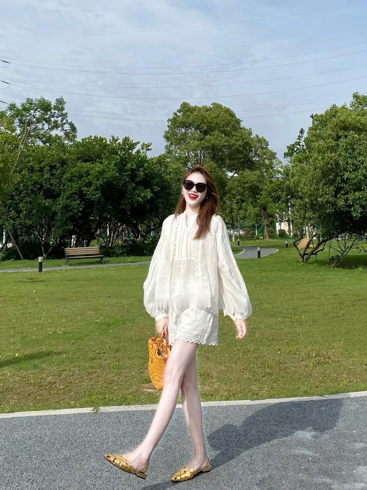夏季出游就这么穿，超多look实用好看！浅白棉麻套装温柔松弛，碎花短裙元气亮眼