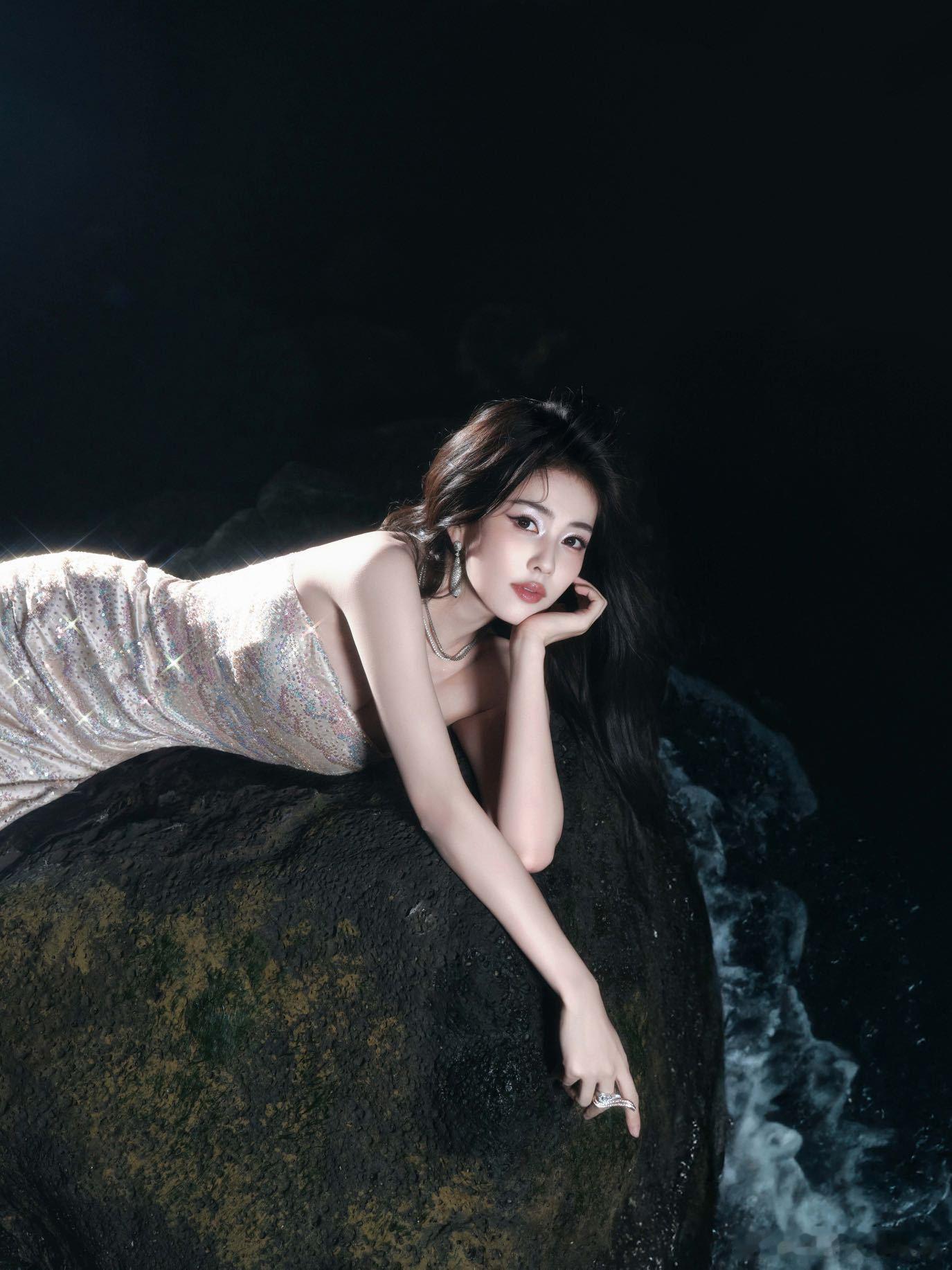 白鹿今晚的两套高定:UlyanaSergeenko和RahulMishra✨