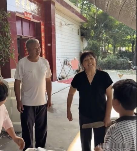 小故事！大飞家的刘二蛋，气势汹汹地来找高锐算账来了。刘二蛋很张狂的