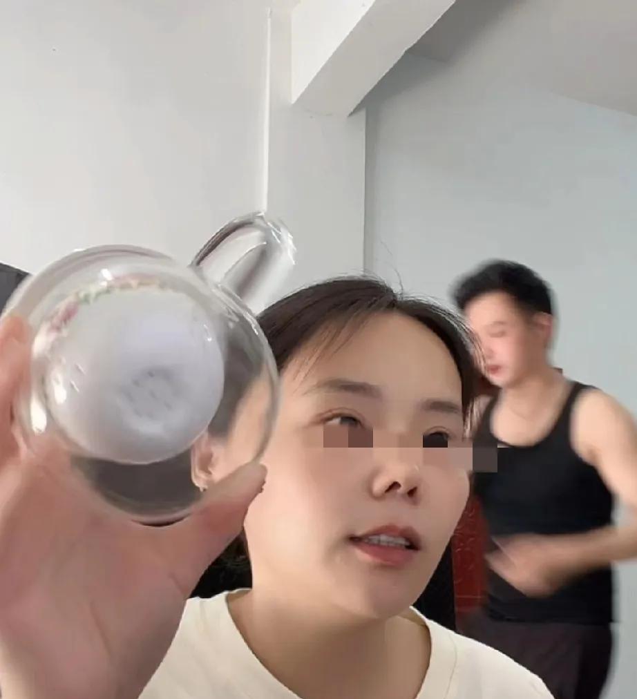 小熊今天在直播间谈善良，说首先做善良的人，你要碰到善良的人，坏人怎么会说自己有多