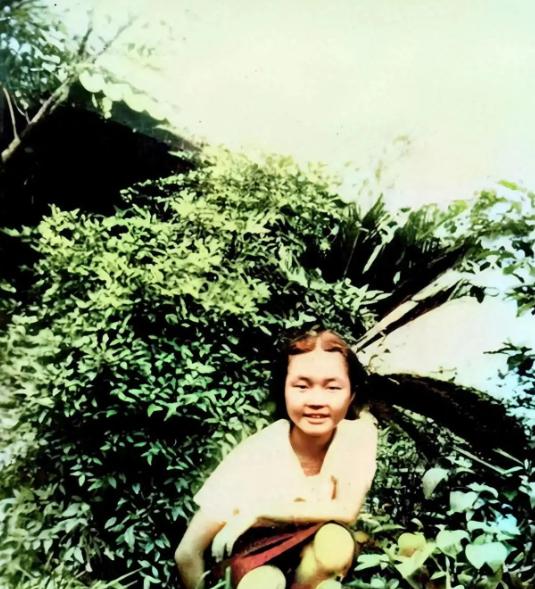 1945年7月14日，贵州息烽快活岭，一个穿浅咖啡色薄呢连衣裙的女人身中六弹，血