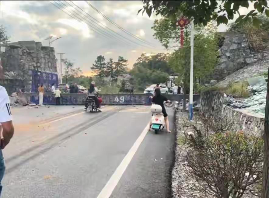 湖南邵阳出意外！10月3日下午，新邵县新田铺镇一座过水天桥被挖掘机撞垮。这
