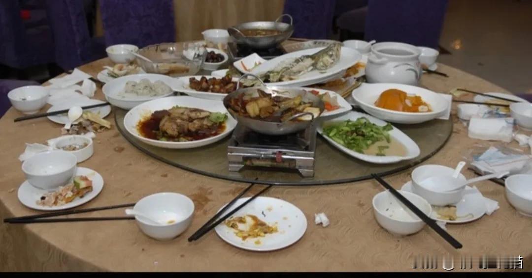 为啥善良总被欺负？恶邻想让单身表姐做免费保姆，没得逞！超解气！表姐的对门住