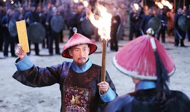 顺治18年，明朝贡生于成龙被授官为县令，他从山西一路乞讨走了近2千公里才到达广西