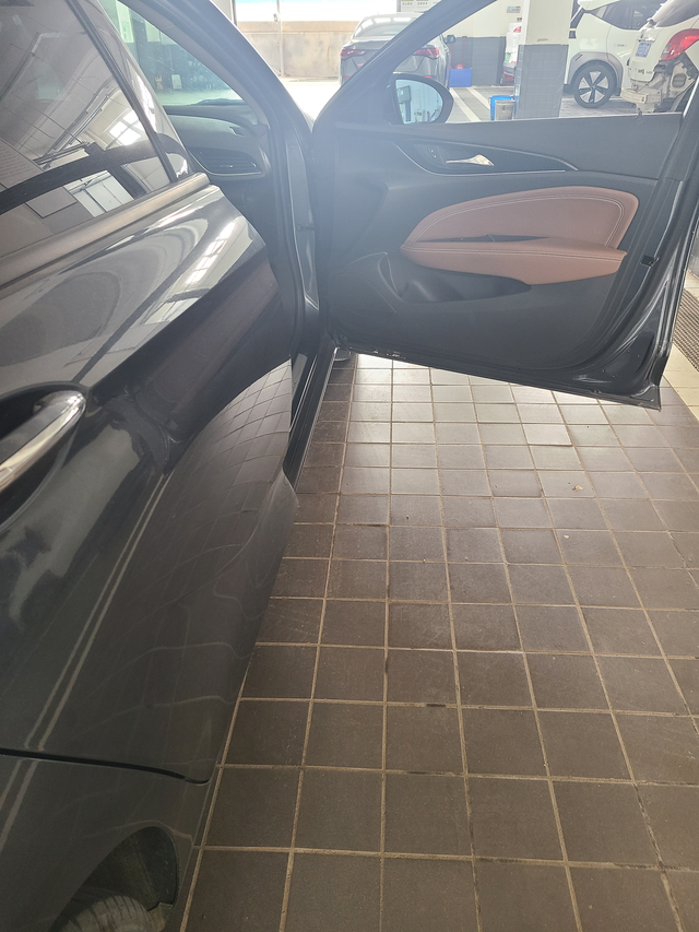 我的君威前门车漆掉了生锈4儿子店说厂家不质保，4儿子表示免费帮我修复喷漆。自