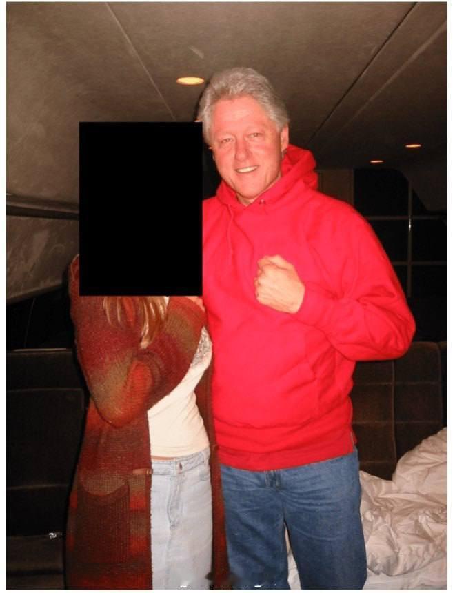 新公布的一批爱泼斯坦照片，不少是克林顿的。