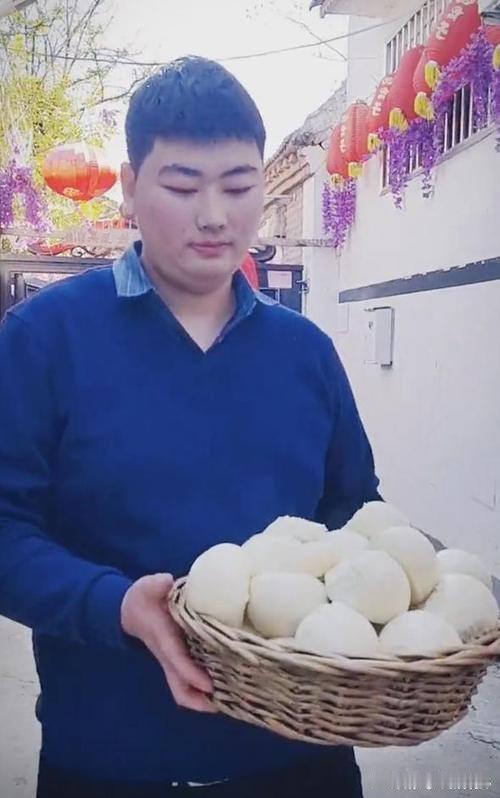 陈亚男离婚后想要重回公众视野，先后尝试了多种方式，但都以失败告终。她希望通过自己