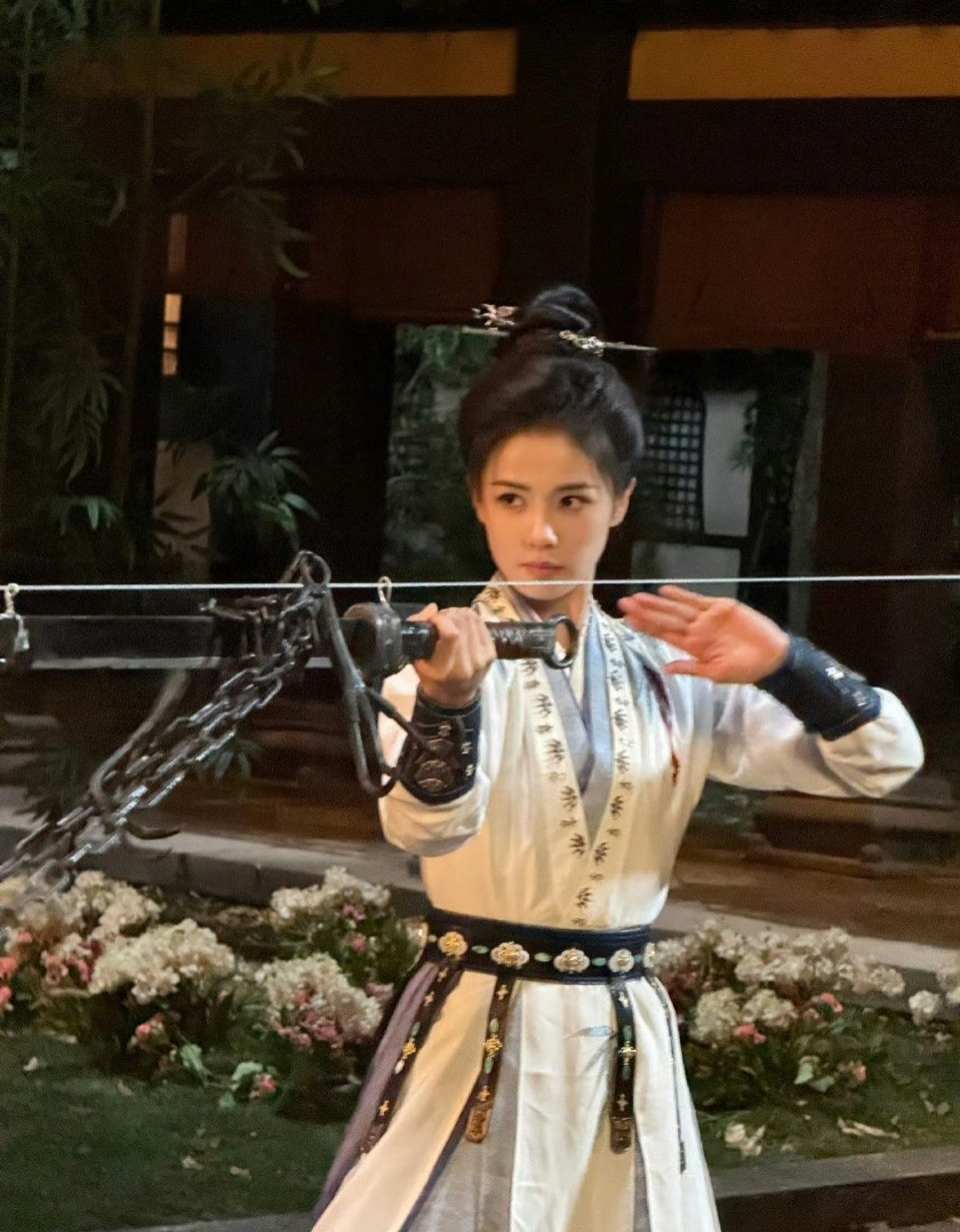 白鹿说的是想看身体好的白鹿就去预约唐宫奇案。白鹿春晚造型好喜庆，我发现央视总喜欢