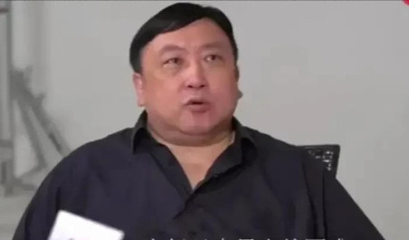 当主持人抛出“入行这么久，最大的困难是什么”这个问题时，王晶想都没想就甩出一句：