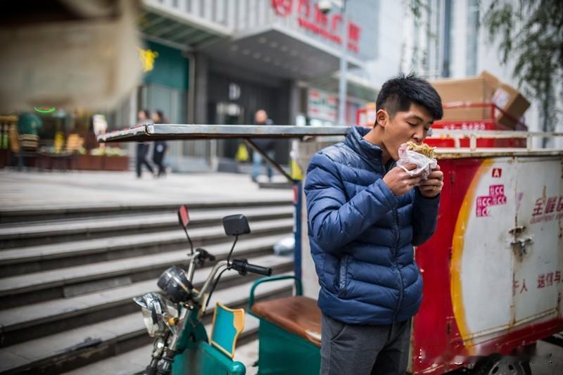 十级孤独,你能承受几级?😎一级:一个人逛街二级:一个人搬家三级:一个人