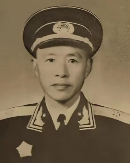 国民党军官林遵投诚后，想要当新中国海军司令，刘伯承怎么劝都不听，张爱萍只好找毛主