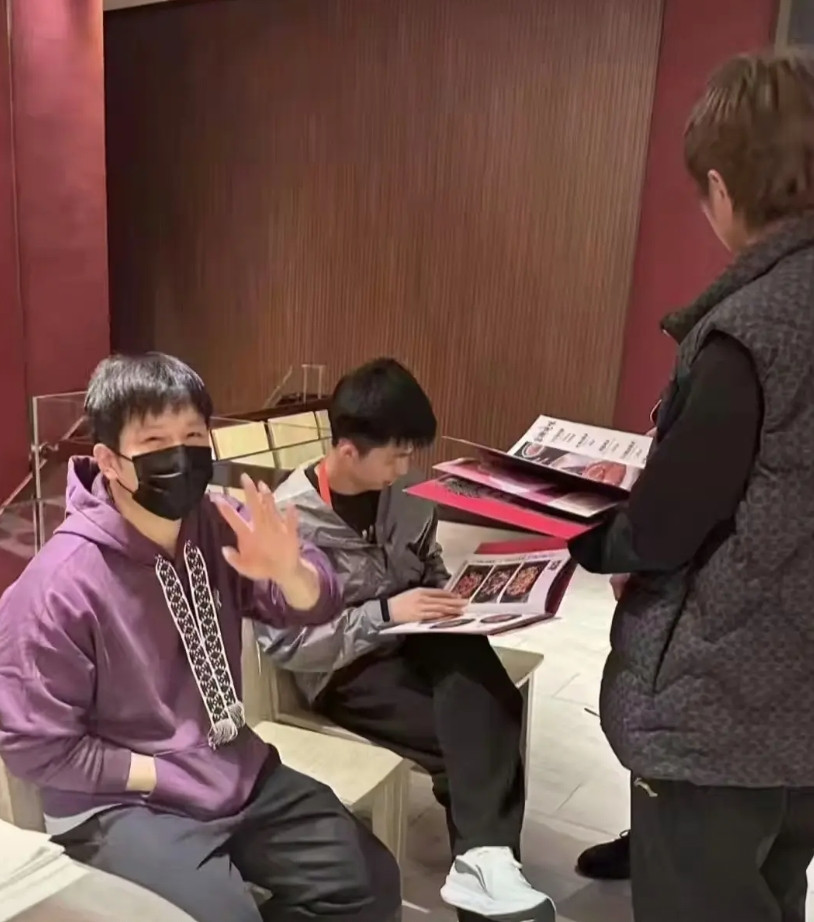 樊振东赵子豪周恺，在澳门逛街吃饭，吃饭点餐时，樊振东像个小孩，周恺像个拿主意的，