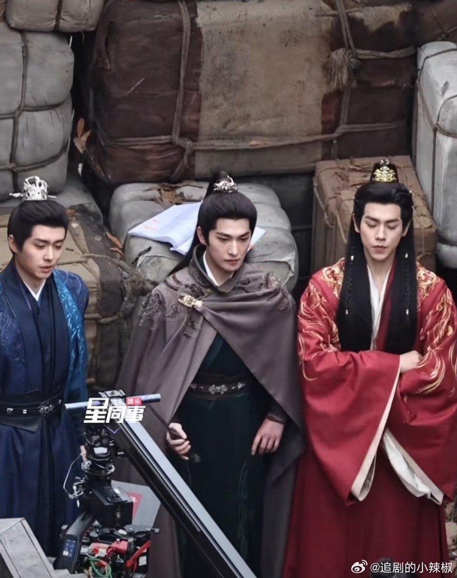 男主穿成这样还是很突出