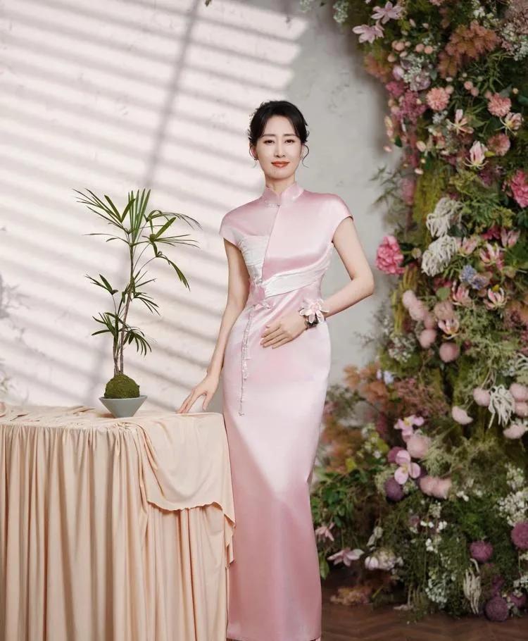 [点赞]你以为刘敏涛春晚那身粉旗袍只是贵？错了。那件衣服，电商仿不出来。它的粉