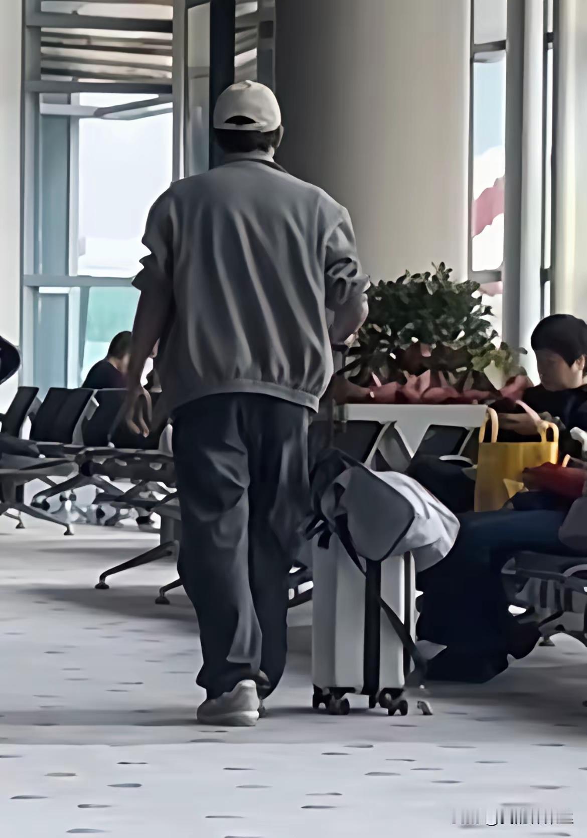 王楚钦拖着行李箱进训练馆时，全运会的硝烟还没散尽。距离11月30号的混团世界杯只