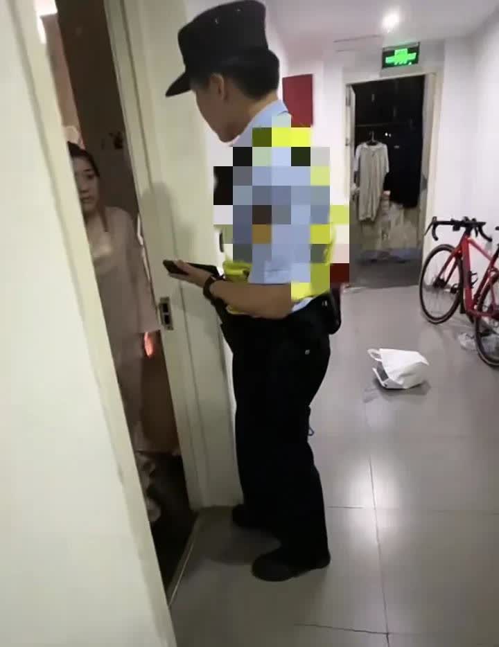 7月5日晚上10点多，上海一女子偷拿别人的奶茶，帽子叔叔找上门，女子和舍友说：干