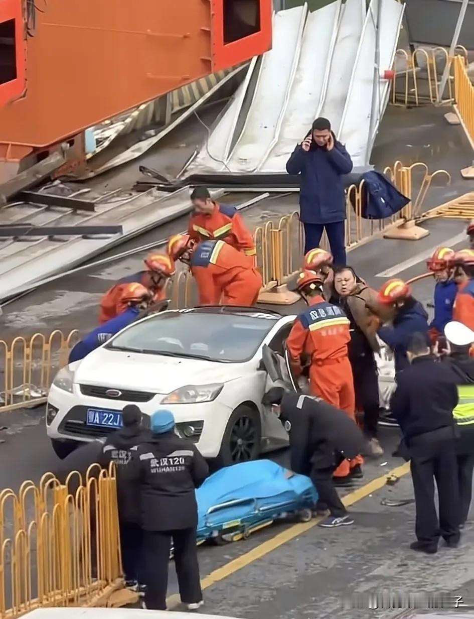 武汉龙门吊倒塌事故！给所有施工方提了一个醒，那就是不仅要注重工程质量，更要注