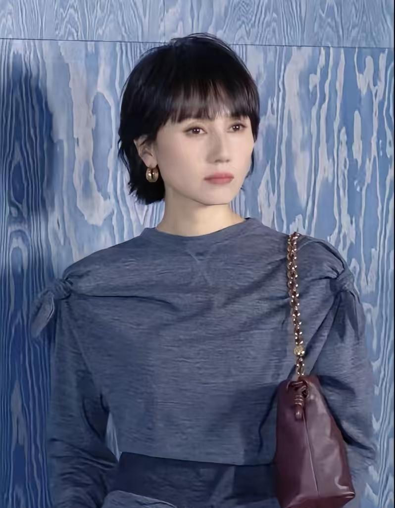 看到袁泉新剧发布会的图，我发现了2个事实情况：1、袁泉真是内娱女明星里穿衣服