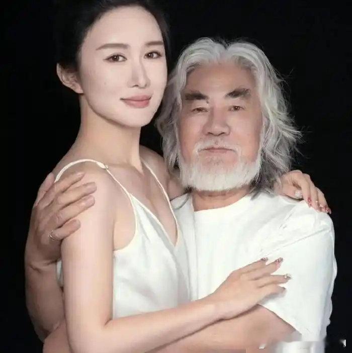 75岁的张纪中与杜星霖相差31岁，二人婚后相伴多年，共育有子女。二人常通过短视频分享家庭日常，也参与