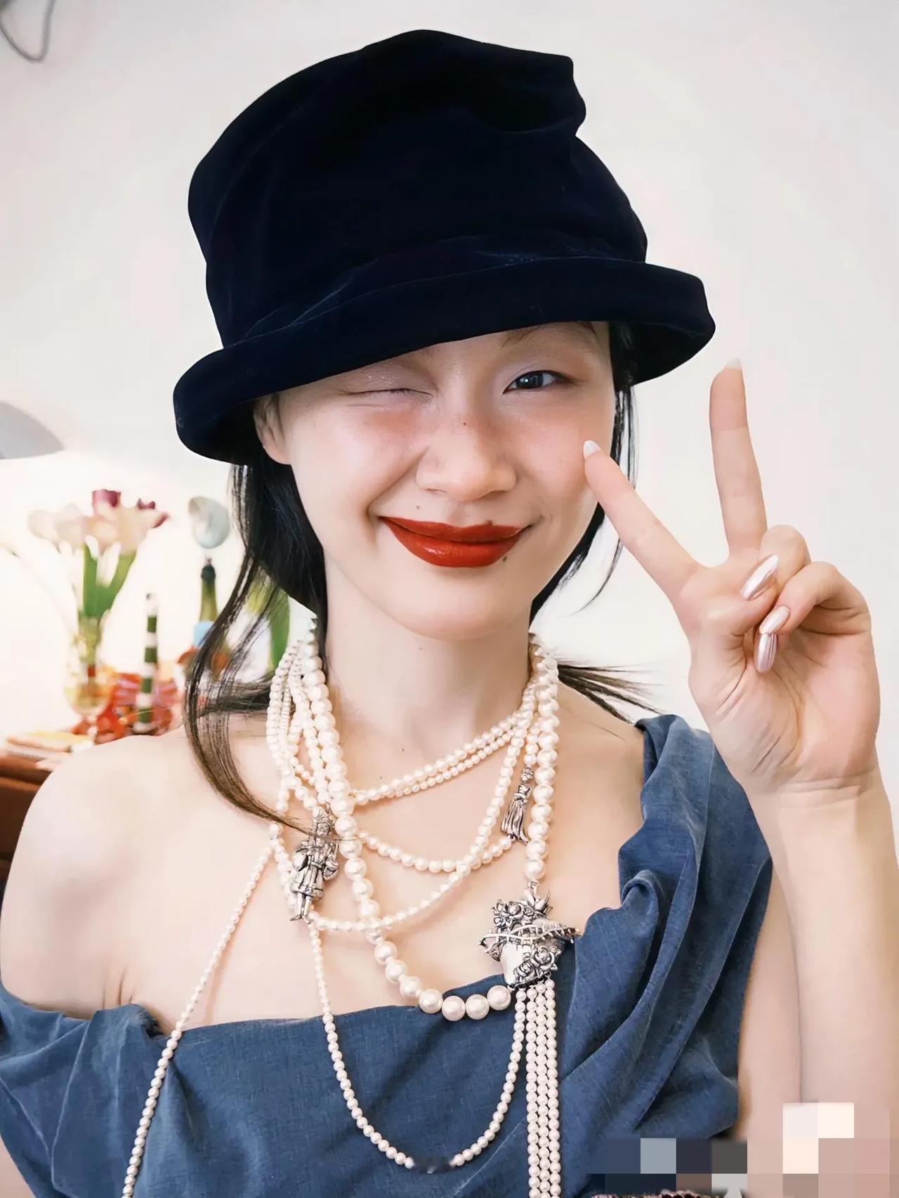 金靖说，28岁那年，我第一次给我老公舒奕橙发短信，我说，听我朋友说，你要找一个女