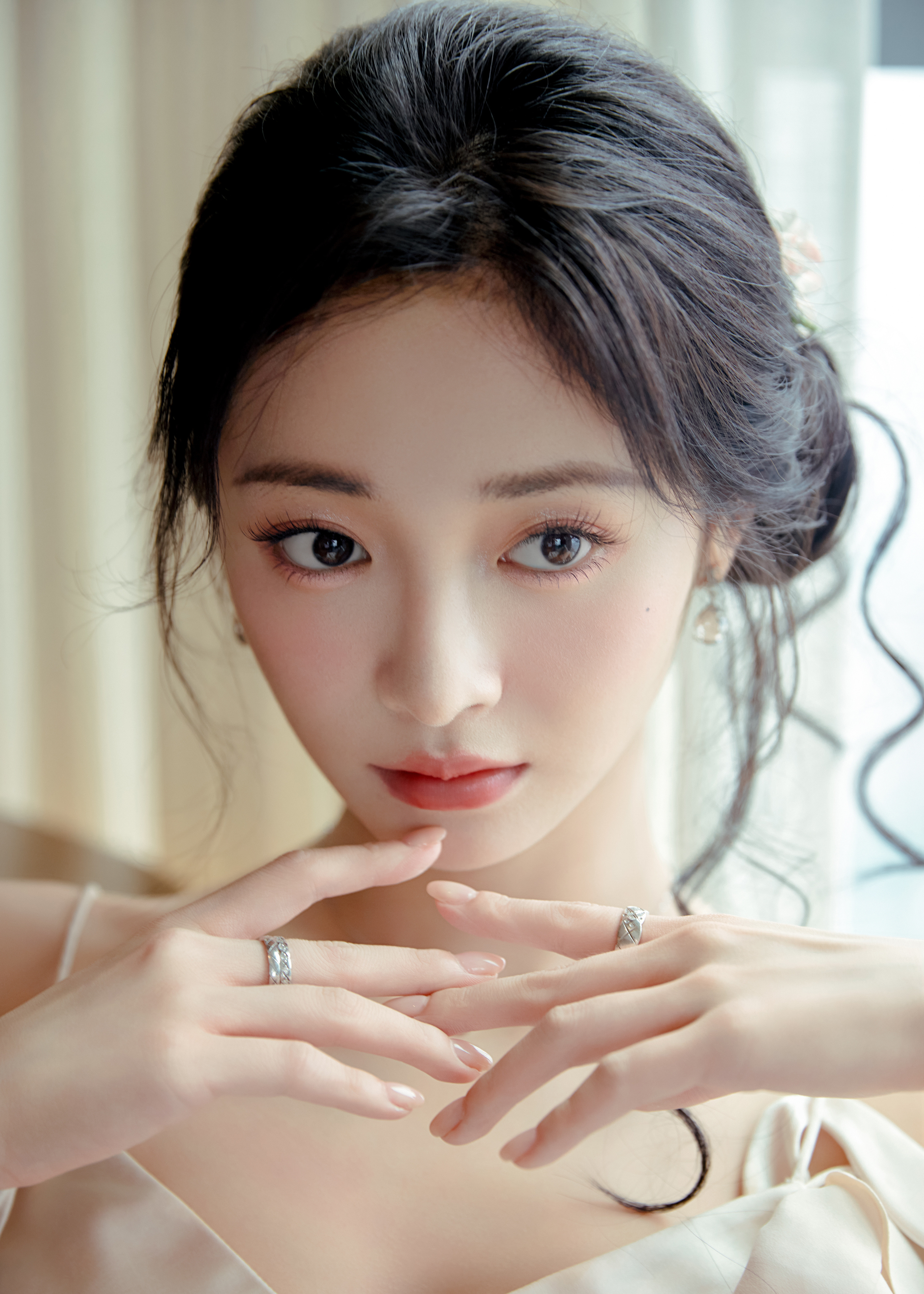 周洁琼长裙摇曳，轻盈如风，优雅从容，沉思间温柔尽显。​​​周洁琼​