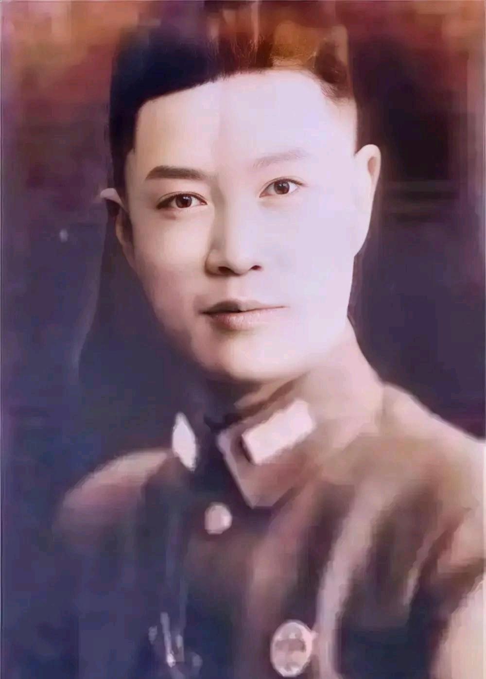 1952年的遵义刑场，曾经在淞沪战场率部死守苏州河的抗日将领柏辉章，正被押向执行