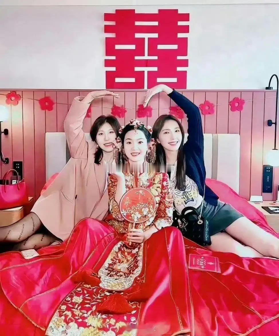 伴娘穿黑衣服，有点喧宾夺主了吧？