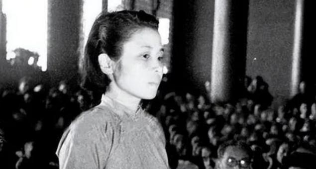 一个军统女特务，1951年被抓，按当时的政策，够枪毙好几回了。审她的时候，她不求